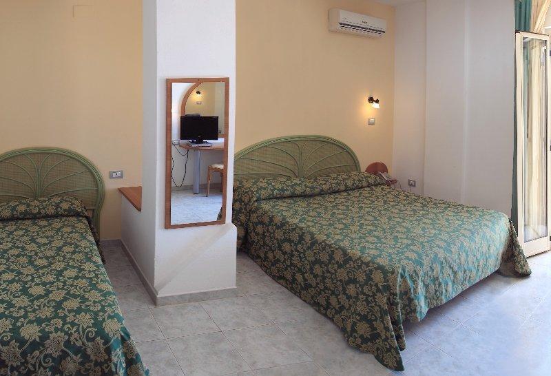Hotel Grotticelle Капо Ватикано Екстериор снимка