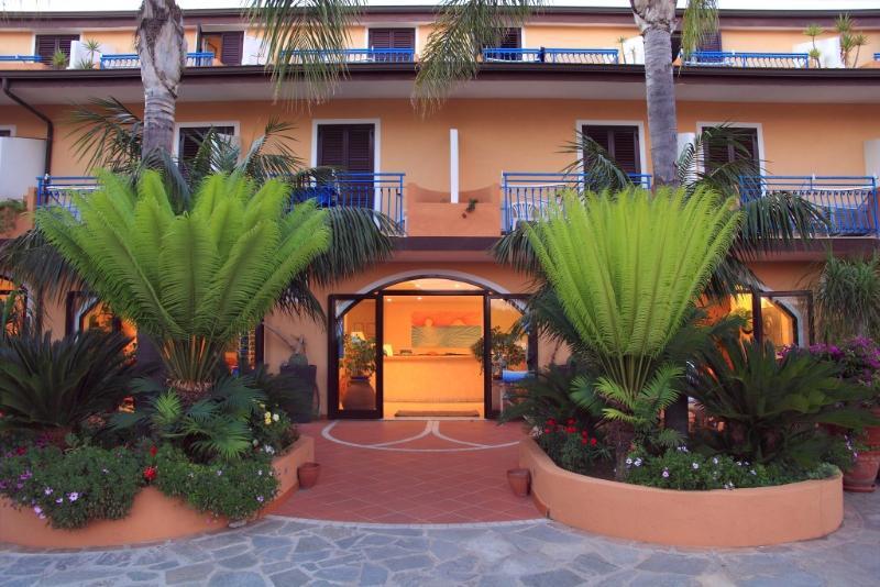 Hotel Grotticelle Капо Ватикано Екстериор снимка